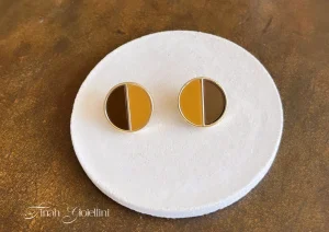 Brinco caramelo/marrom